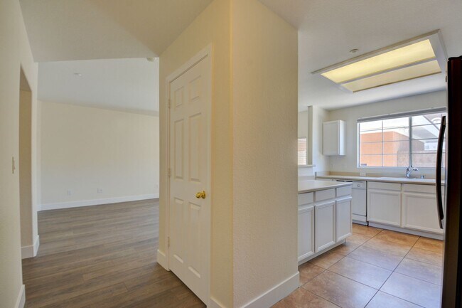 Building Photo - Beautiful 2BR / 2BA Renovated / Modern Condo In A Gated Complex.