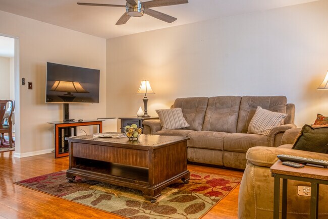 Building Photo - 256 Quassaick Ave