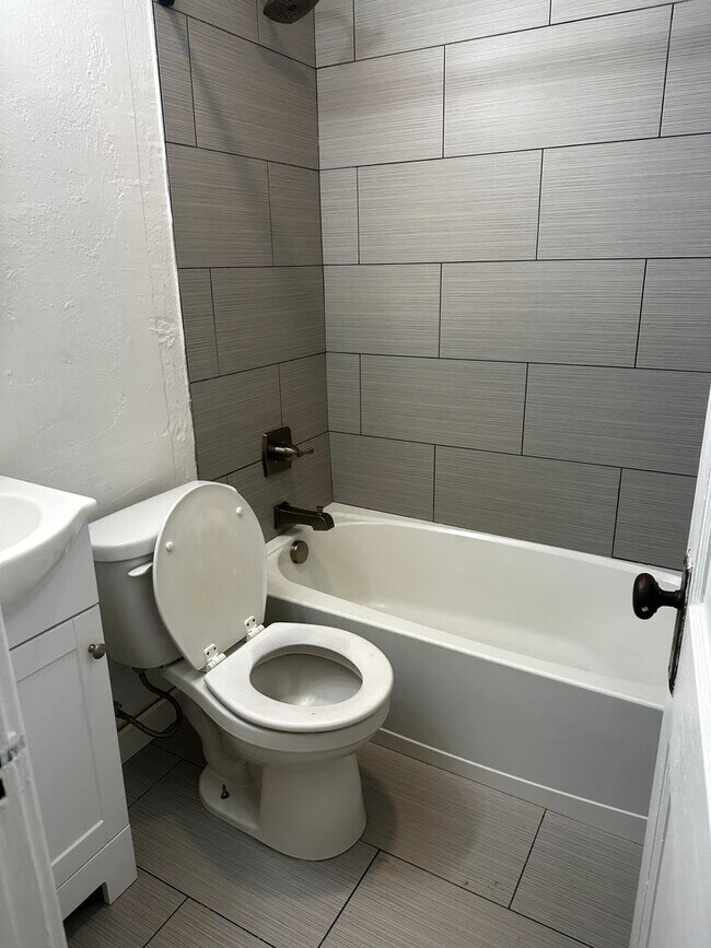 Building Photo - HALF OFF MARCH: Adorable 4 Bedroom UTILITIES INCLUDED!