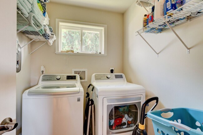 Building Photo - 3 Bed 2 Bath beautiful home on a corner lot in Admirals Cove