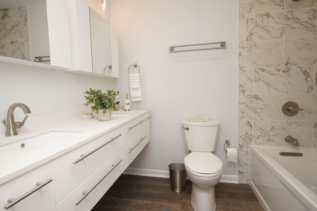 Building Photo - 596 L'Ombre Ct NE