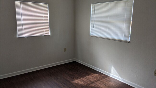 Building Photo - 3 Bedroom 2 Bath in Eustis Fl
