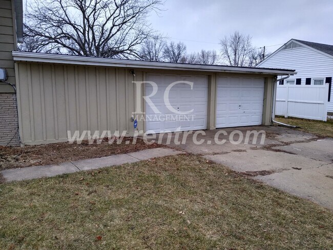 Building Photo - 905 Sprague-