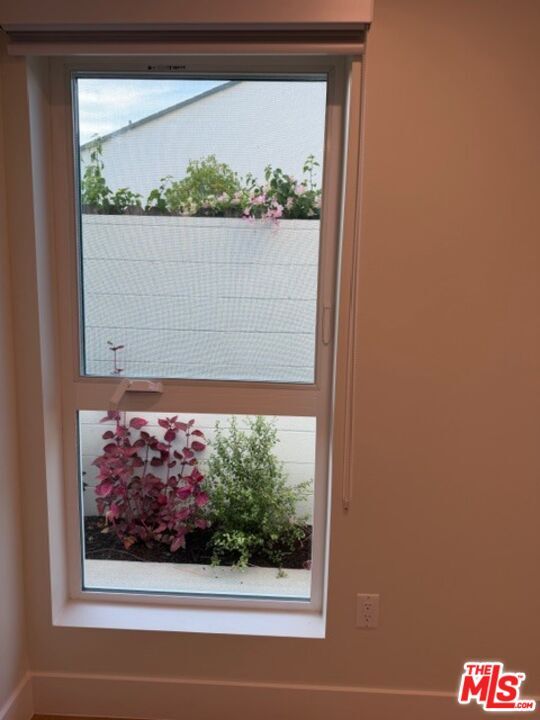 Building Photo - 5191 1/2-5191 1/2 Lindley Ave