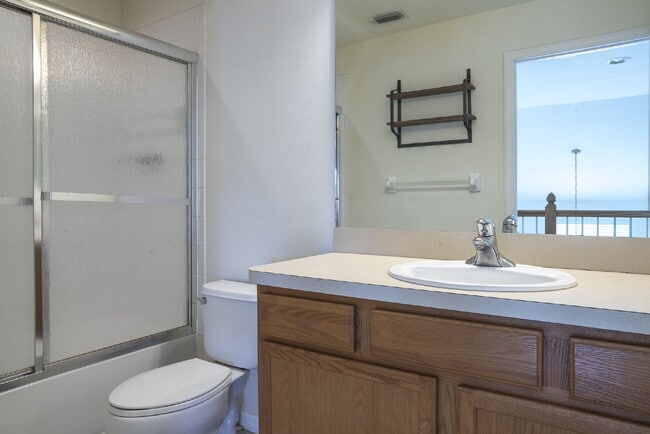 Building Photo - Pinellas Park, Gated Townhome Community 3/2.5/2CG