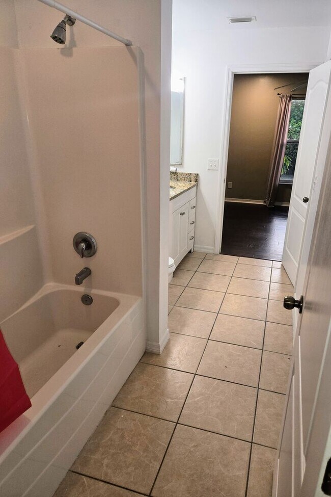 Building Photo - Large Family Home-Great Location! 3/2/2 + ...