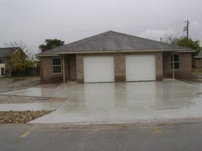 Building Photo - 2505 Oak Ln