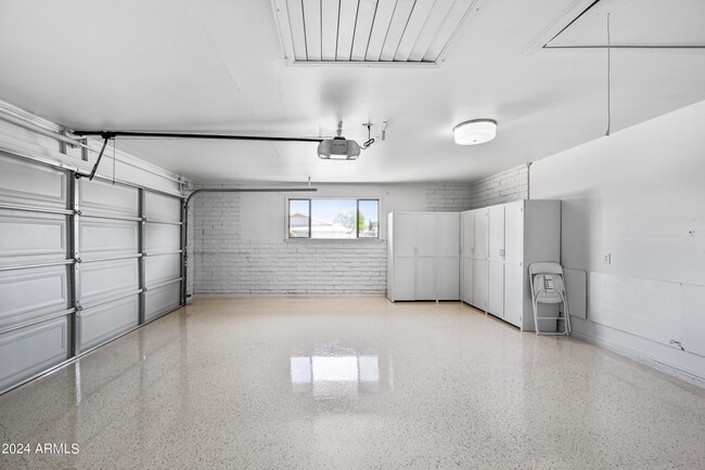 Building Photo - 530 E Fairmont Dr