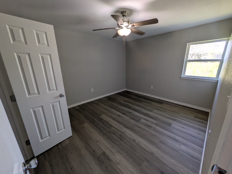 Building Photo - 1609 Dugat Rd