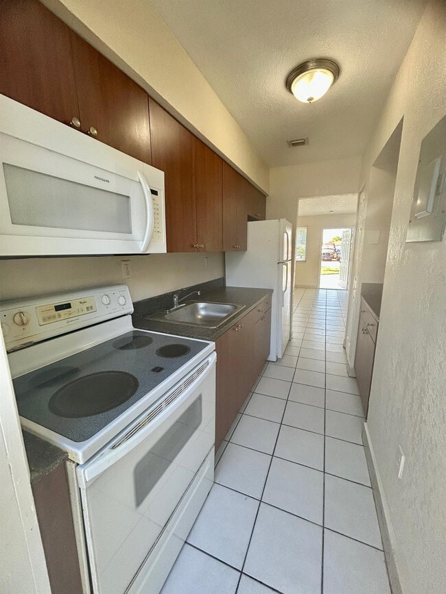 Building Photo - 7421 Venetian St