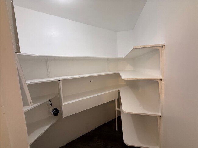 Building Photo - 2075 Little Cedar Dr