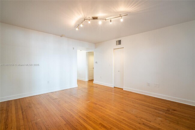 Building Photo - 2425 Flamingo Pl
