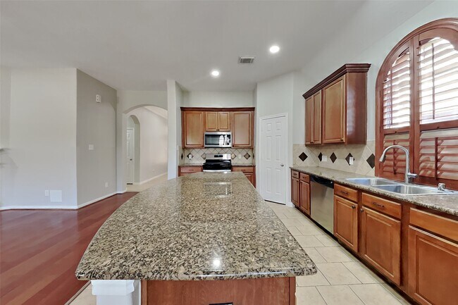 Building Photo - 20743 Oakhurst Park Dr