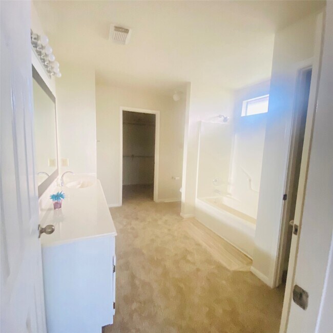 Building Photo - 6527 River Bluff Dr