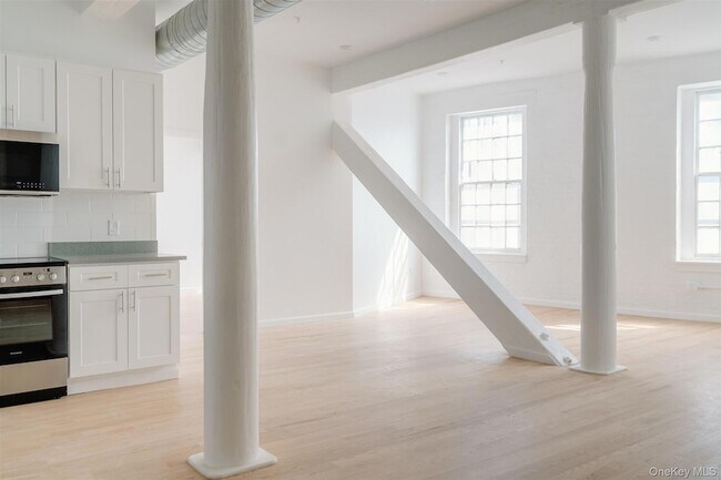 Building Photo - 155 S River St