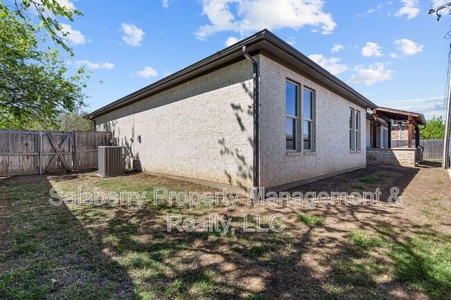 Building Photo - 121 Cedar Ln