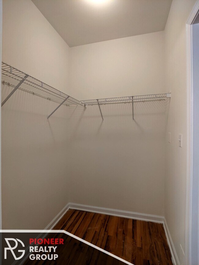 Building Photo - 917 W Dakin St