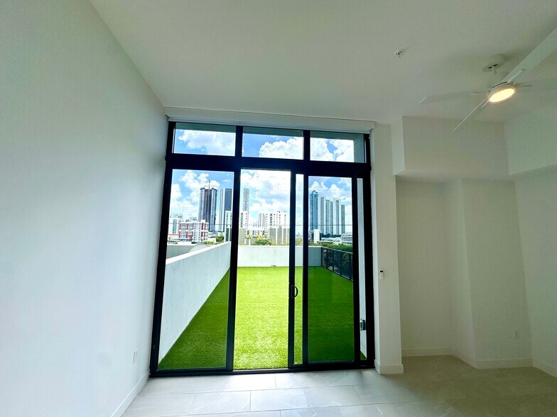 Building Photo - 1936 NW 2nd Ct