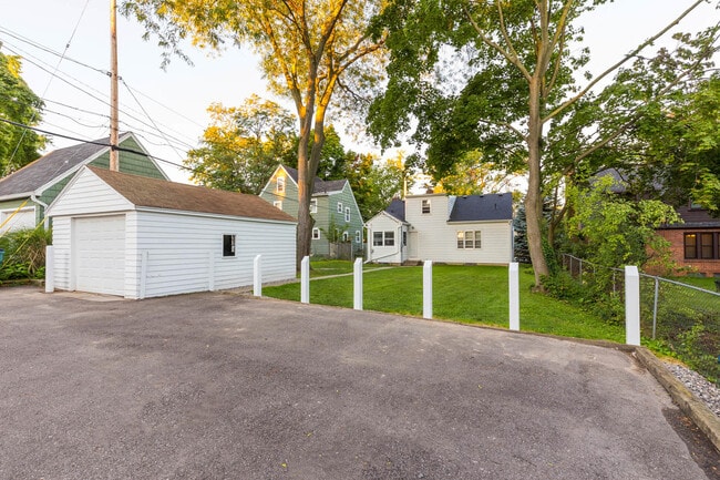Building Photo - 430 Rosewood Ave