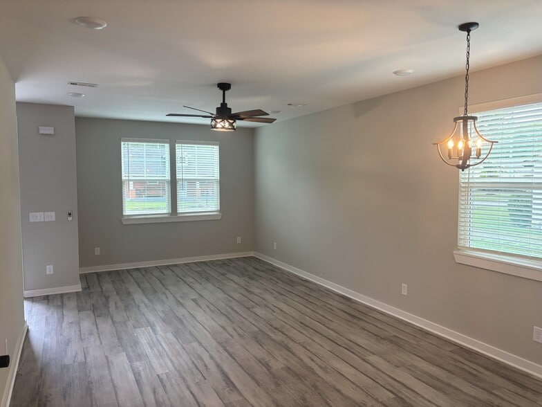 Living and Dinette - 439 Hobbs Ave