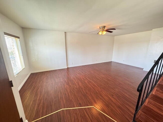 Building Photo - 1073R