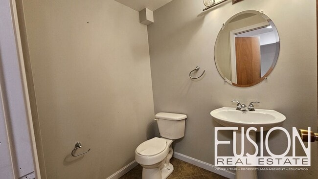 Building Photo - Bright, Spacious End-Unit Townhome in Premier South Burlington Neighborhood AVAILABLE NOW!