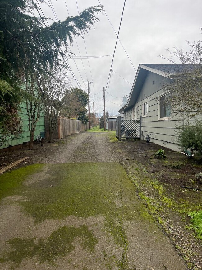 Building Photo - 4-Bedroom 3-Bathroom Home in Springfield