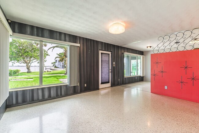 Building Photo - Unique 3 Bed, 3 Bath Waterfront Property w...