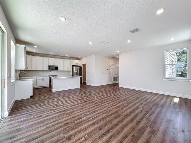 Building Photo - 591 W Osceola St