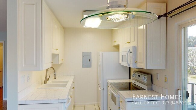 Building Photo - 2308 Schader Dr