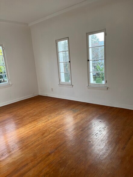 LIVING ROOM - 709 N Harper Ave