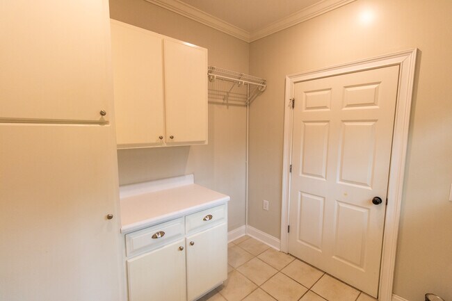 Building Photo - 906 Monarch Cir