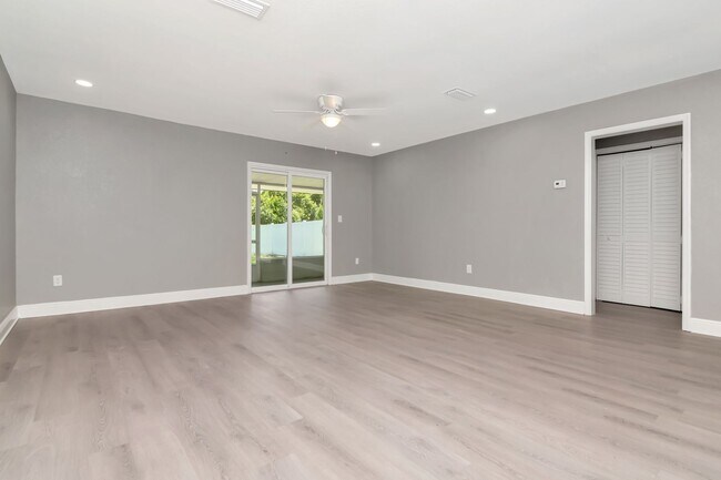 Building Photo - Totally Remodeled Duplex w/ New Fenced Bac...