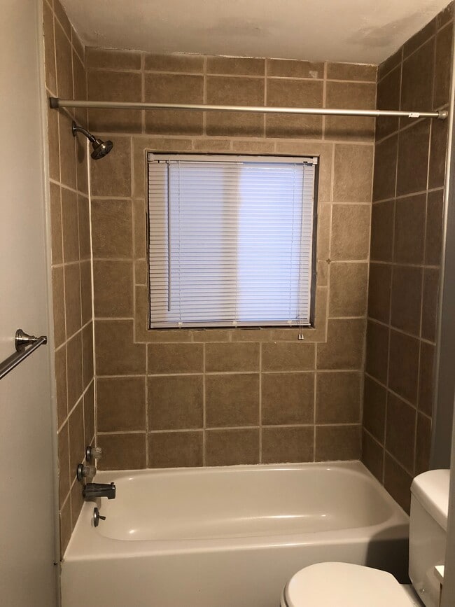 Building Photo - 574 Cooper St SW