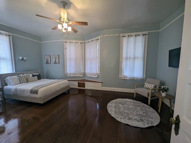 Building Photo - 5107 Dryades St