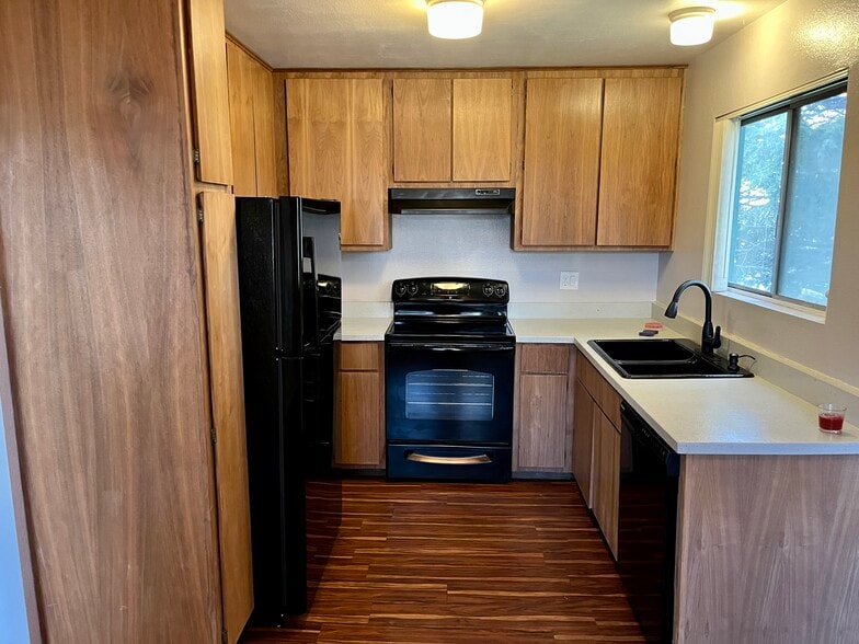 Building Photo - 1811 E Grand Ave