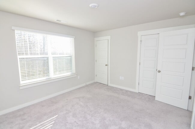 Building Photo - Beautifully Maintained Townhome in a Prime Location