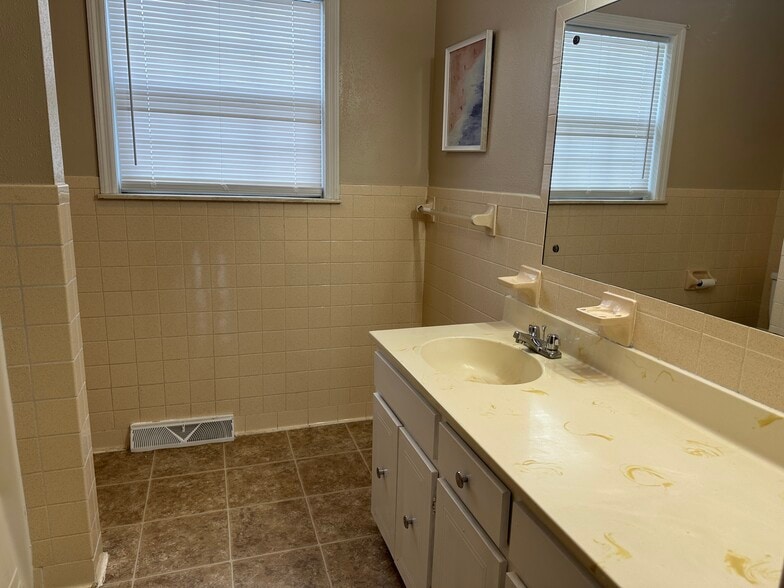 Building Photo - 103 Skyview Dr