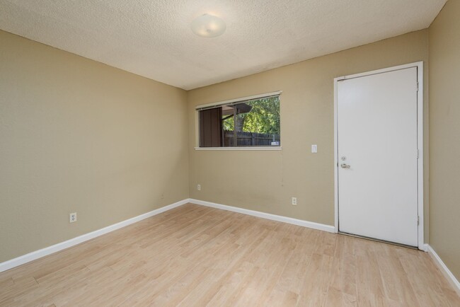 Building Photo - 2 bed 1 bath home w/ garage and yard, biki...