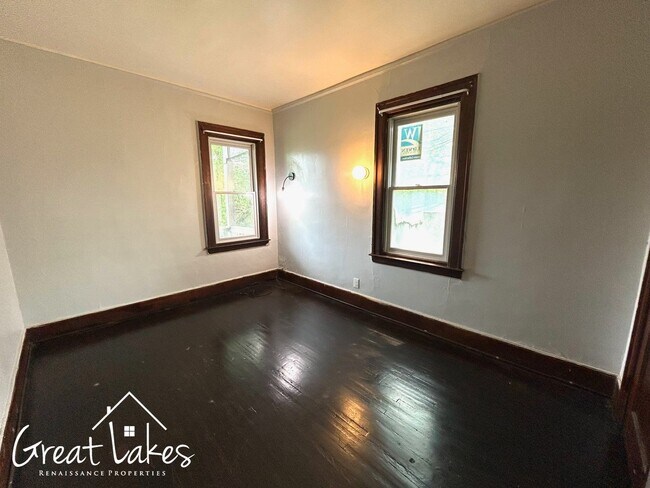 Building Photo - Cozy 2 Bedroom 1 Bathroom now available for rent!