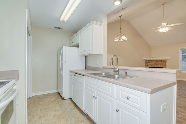 Building Photo - Townhouse w/ 1 Car Garage