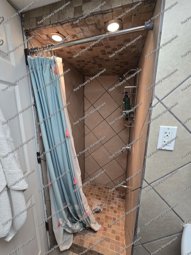 Building Photo - Three Bedroom Bi-Level