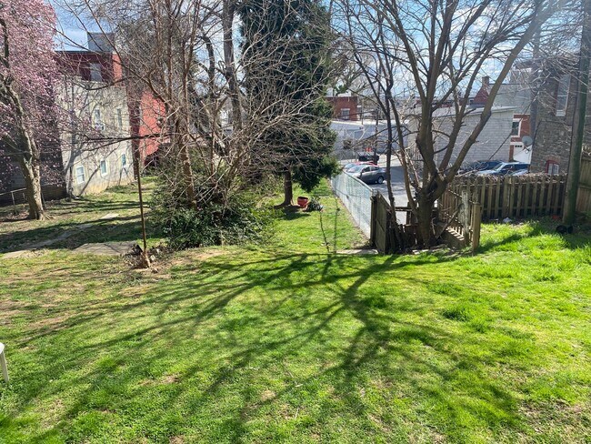 Building Photo - 528 E King St