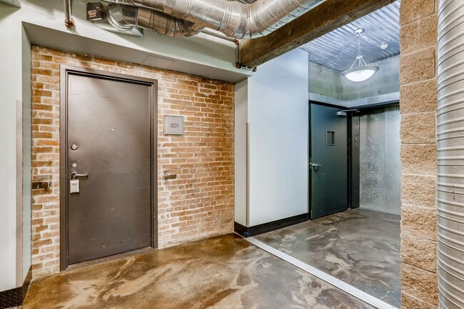 Building Photo - 3 Bedroom 2 Bath Loft Living At It's Finest In LODO! Wireworks Building