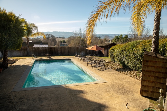 Building Photo - Janin Acers - Pool - Pet Friendly - FURNISHED OR UNFURNISHED