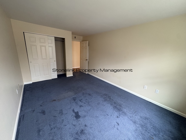 Building Photo - Large One Bedroom Condo For Rent in Lockwood Condominiums!
