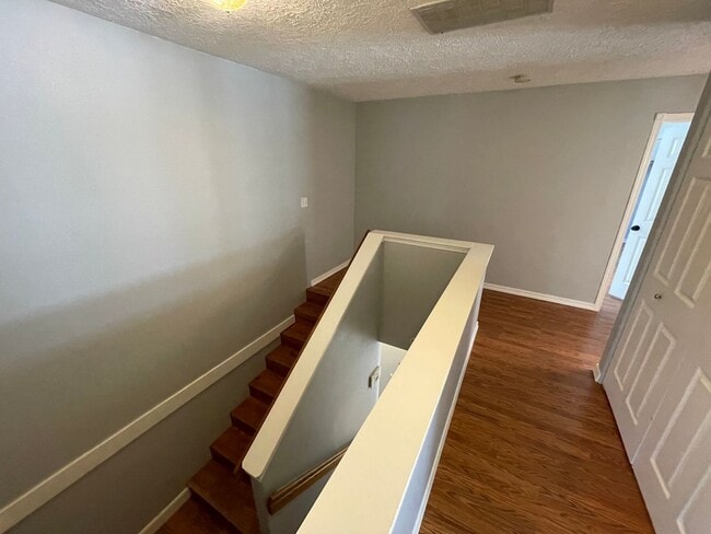 Building Photo - SE Home 3Bd/2.5Ba Home Close to the Willamette River off McLoughlin Blvd. 2 Car Garage and Washer...