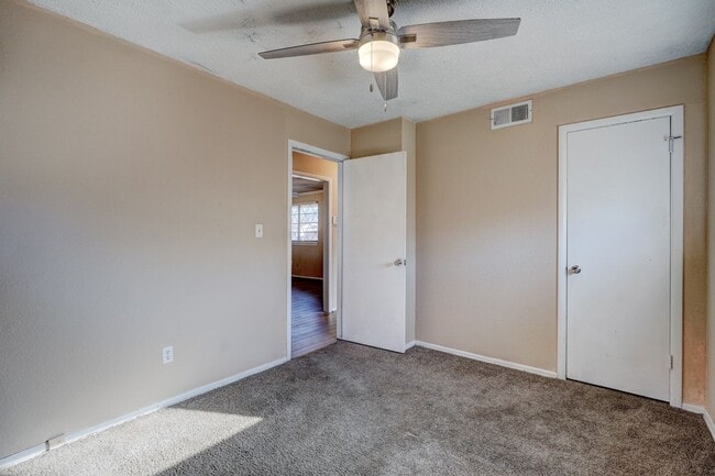 Building Photo - Charming 3 Bed 2 Bath  - Moore, OK