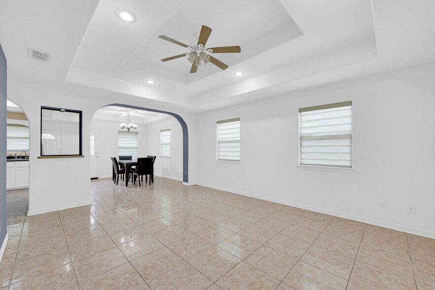 Building Photo - 1805 W Bronze St