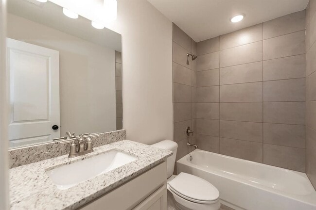 Building Photo - 140 Blue St